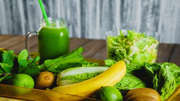 Cómo preparar 5 jugos verdes para depurar el cuerpo y bajar de peso
