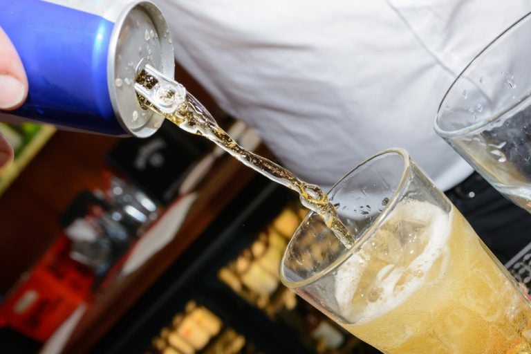 Combinar bebidas energéticas con alcohol incrementa el riesgo de lesiones