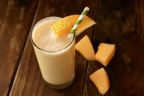 Licuado natural de melón, papaya y fresa