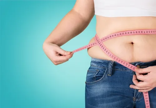 Fakten über Körperfett - Maßband am Bauch