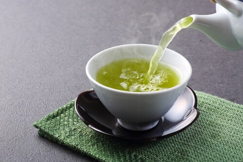 El té verde es otro de los alimentos para desintoxicar el hígado