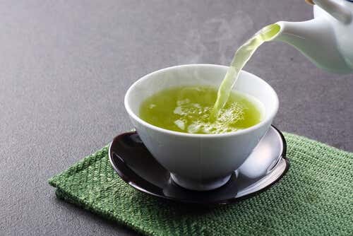 La manera más simpe de beneficiarse del té verde es simplemente prepararlo en una infusión.