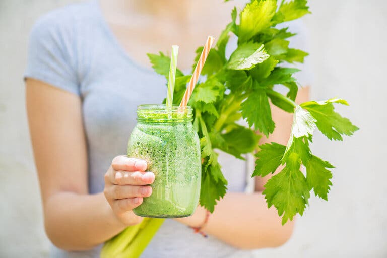 Depúrate con limón, apio y manzana verde