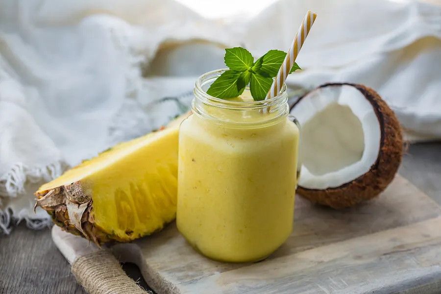 Bebida de coco, piña y jengibre