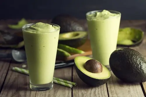 Puedes preparar un delicioso batido con té verde y aguacate para ayudarte a perder peso.