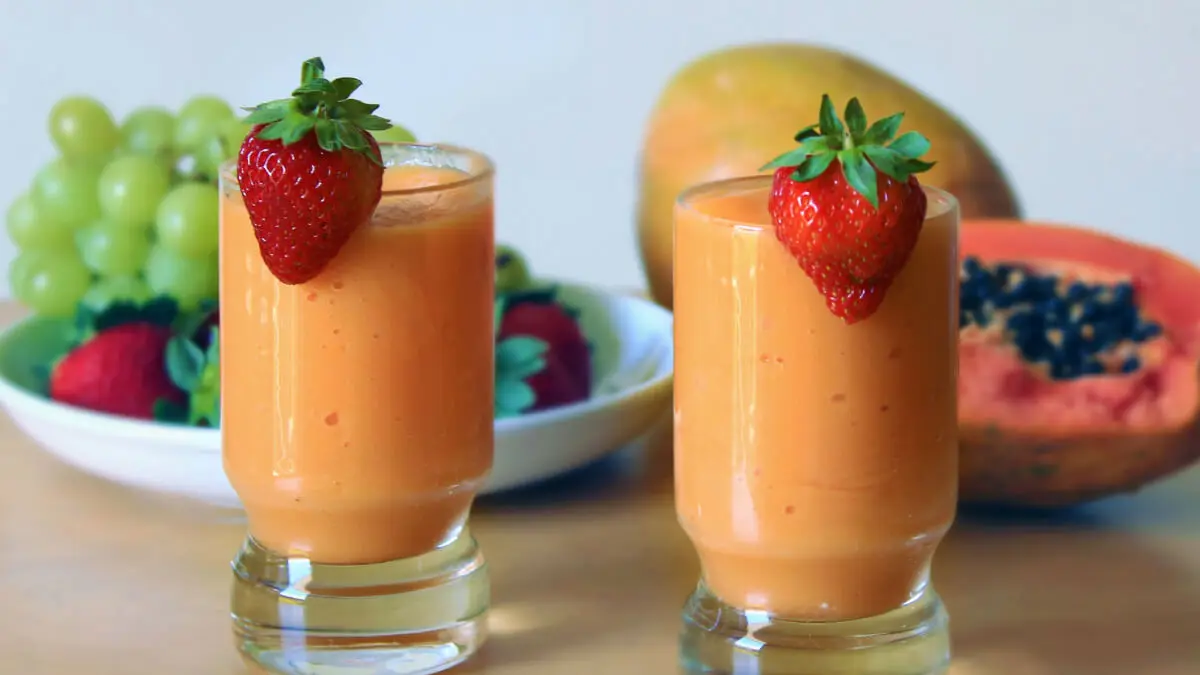 Batido de papaya y fresas.