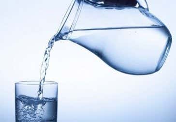 Beber agua para los riñones
