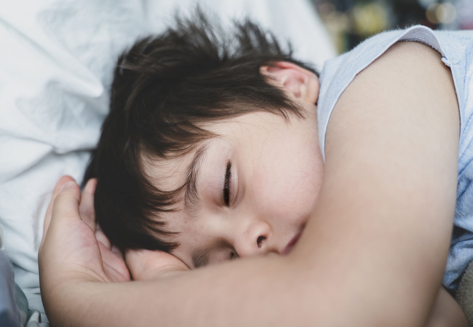 Niño que duerme bien gracias a imágenes guiadas.