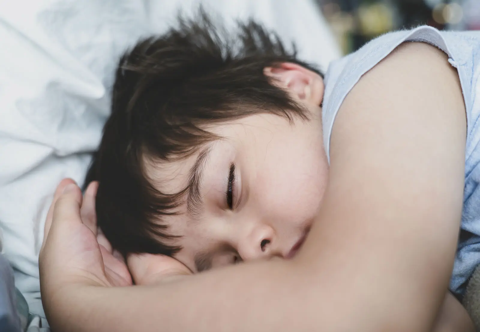 Niño que duerme bien gracias a imágenes guiadas.