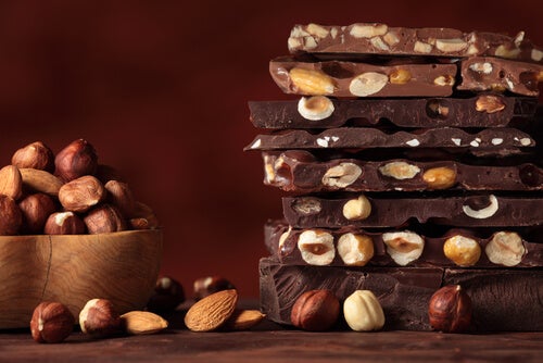 Chocolate casero energético con cacao, coco, maca y frutos secos