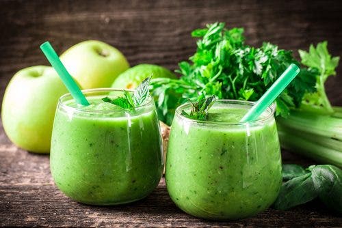 Depúrate en solamente un mes con limón, apio y manzana verde