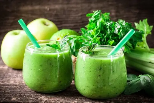 Depúrate en solamente un mes con limón, apio y manzana verde