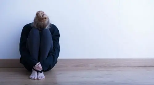 mujer-sentada