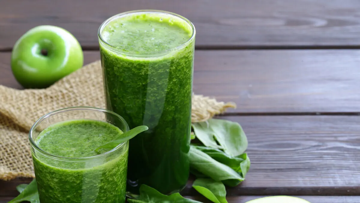 Licuados para reducir el azúcar con manzana y espinaca.