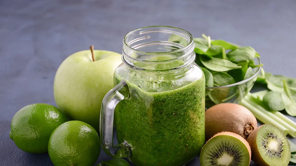 Licuados de kiwi, manzana y espinaca para bajar el azúcar.