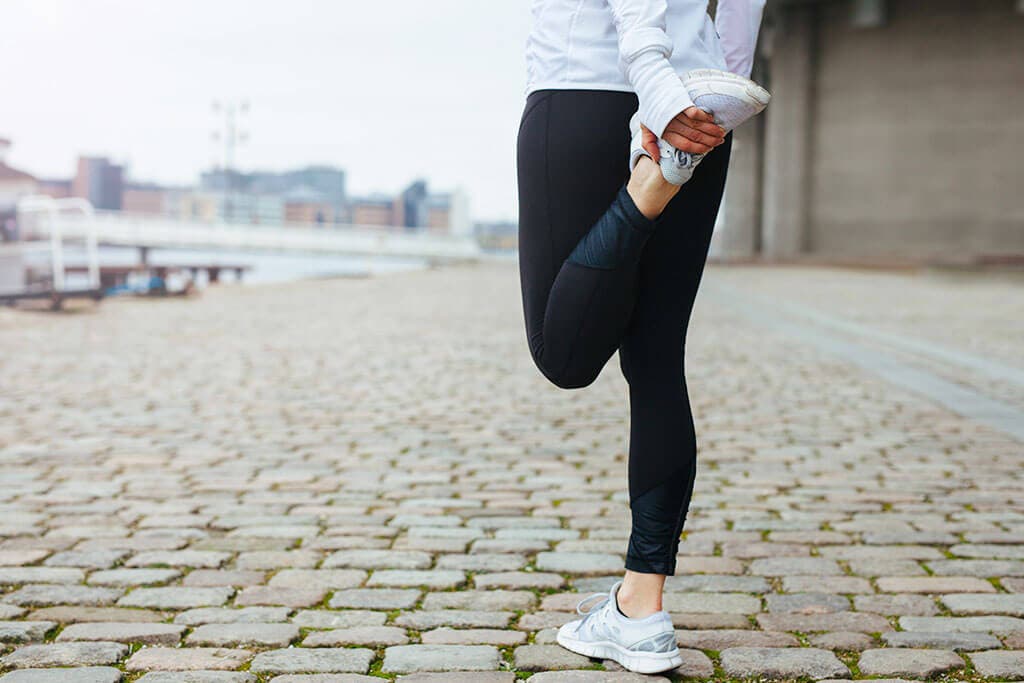 Takaperin kävelemisen ja hölkkäämisen aloittaminen: lämmittely ja venyttely.