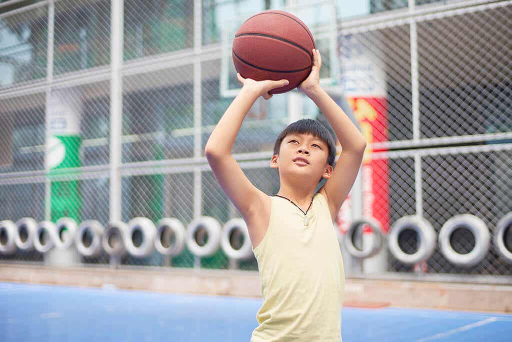 Niño hace deporte y mejora su rendimiento académico.