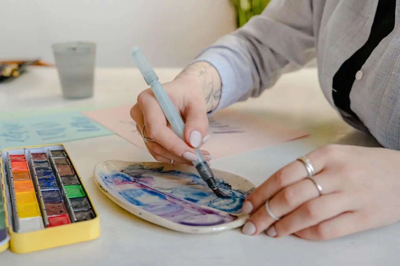 Mujer pintando acuarelas para liberar su mente.
