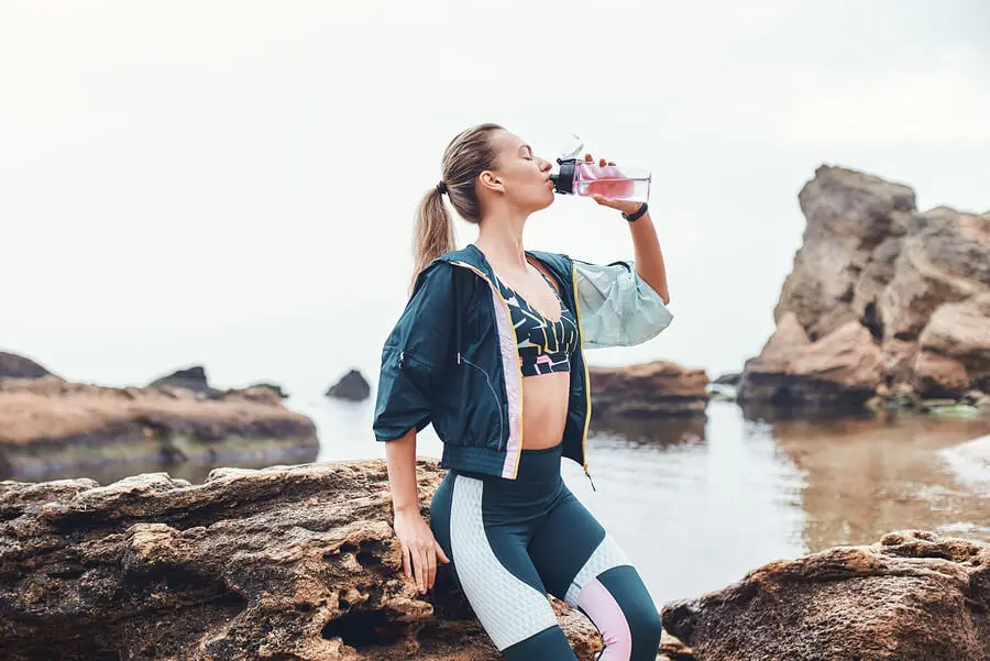 Beber agua ayuda a eliminar líquidos retenidos.