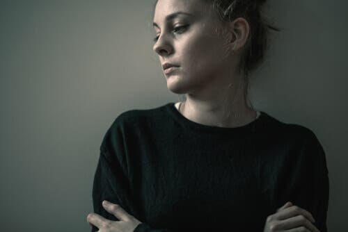 Mujer triste con vacío emocional
