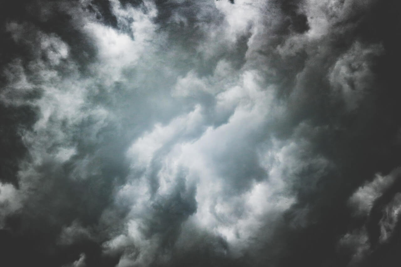 Nubes de tormenta simbolizando la mente intranquila.