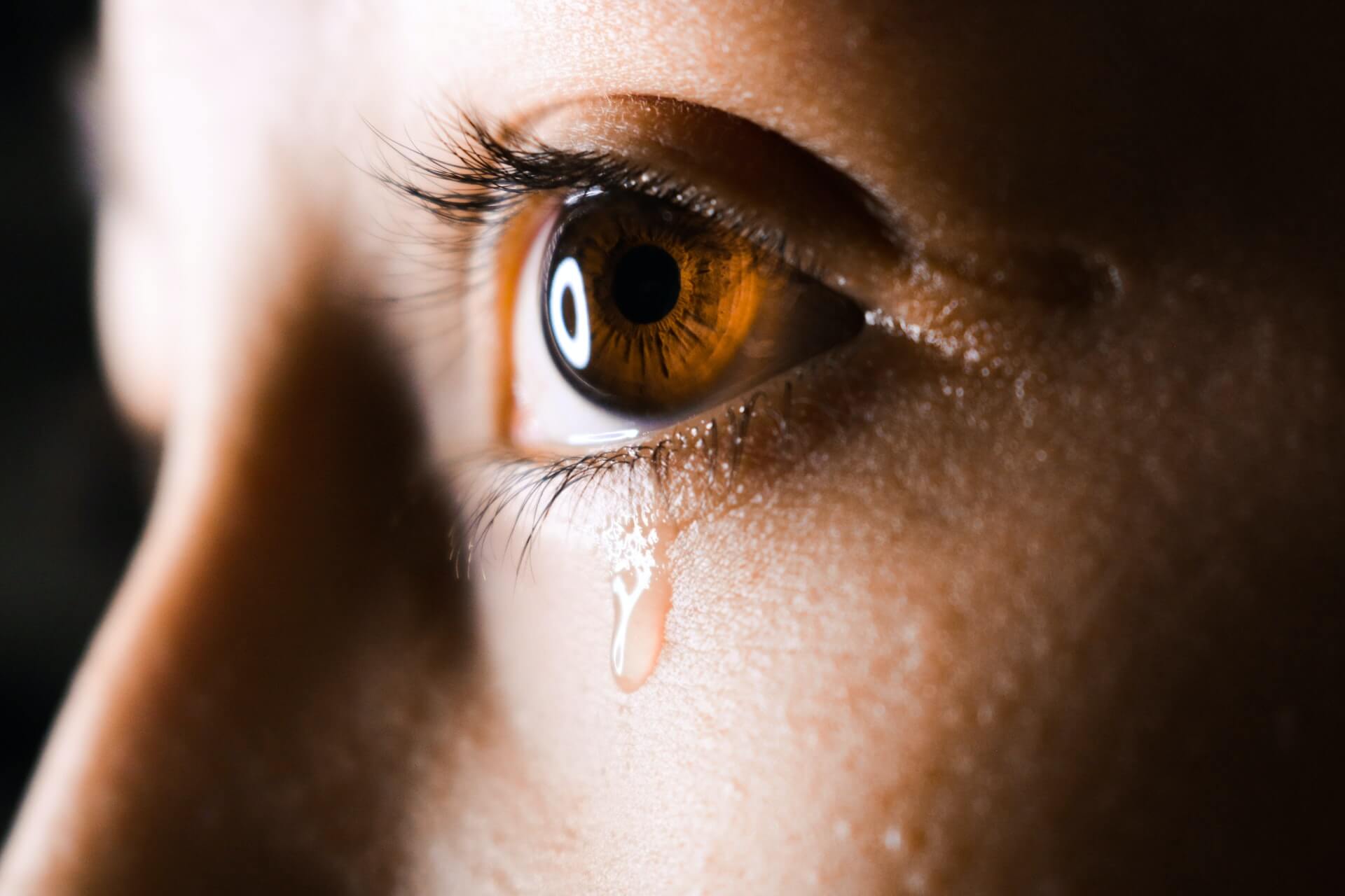 Ojo de mujer llorando.