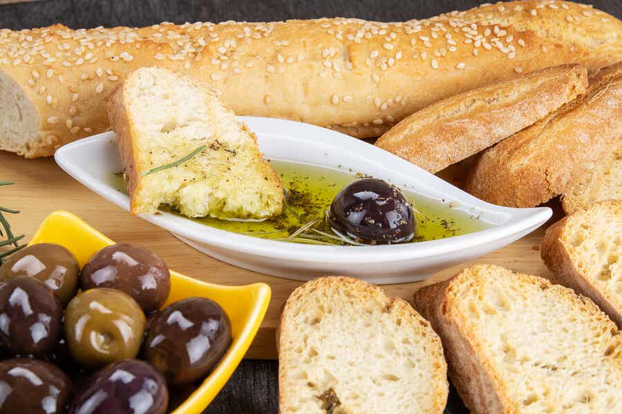 Pan con aceite de oliva y aceitunas.