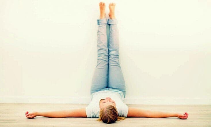 Los beneficios de poner las piernas en alto cada día durante 20 minutos