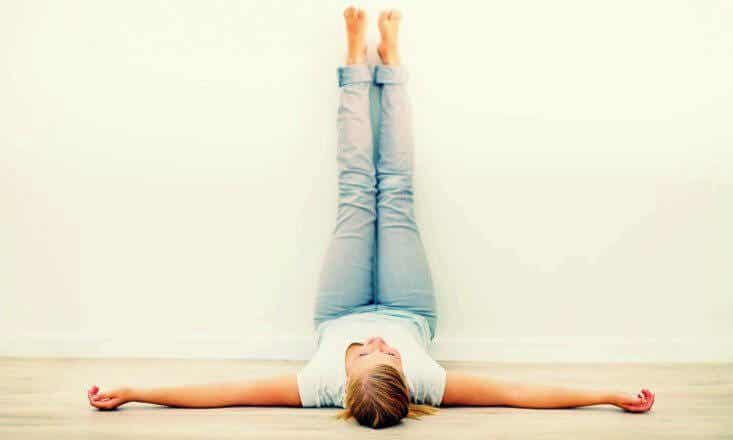 Los beneficios de poner las piernas en alto cada día durante 20 minutos