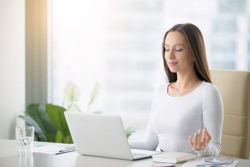 ¿Cómo ayudan las técnicas de relajación a devolver el equilibrio a un sistema alterado?