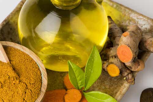Remedio para el dolor a base de cúrcuma, pimienta y aceite de oliva