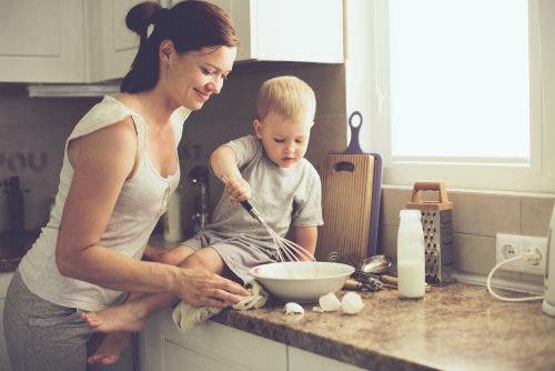 Madre e hijo en la cocina