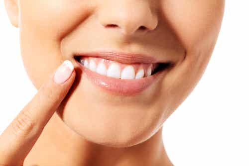 9 tips para cuidar la dentadura de manera efectiva y natural