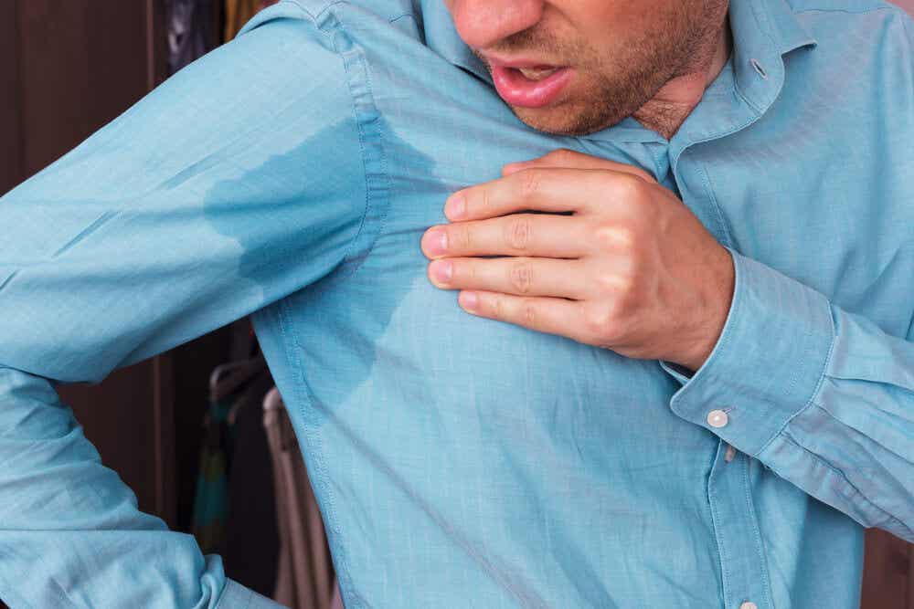 5 formas efectivas de eliminar las manchas de sudor de tu ropa