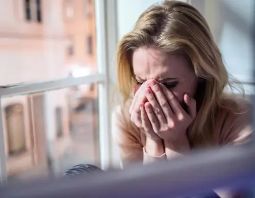 Mujer llorando.