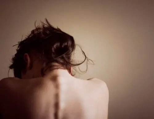 mujer de espadas que sufre emociones tóxicas
