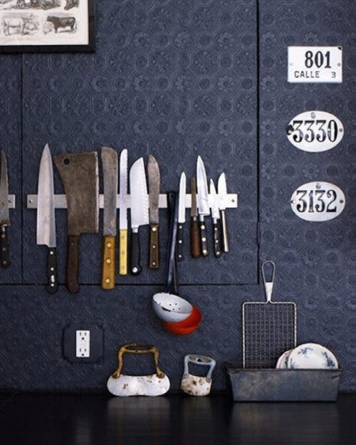 Utensilios de cocina en la pared, uno de los grandes trucos para ordenar tu casa.