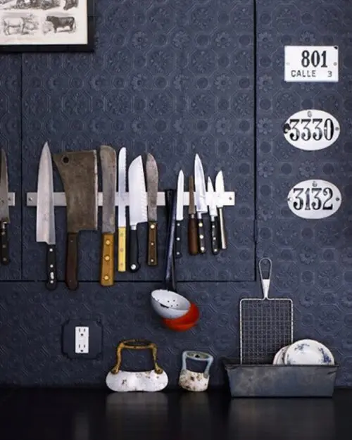 Utensilios de cocina en la pared, uno de los grandes trucos para ordenar tu casa.