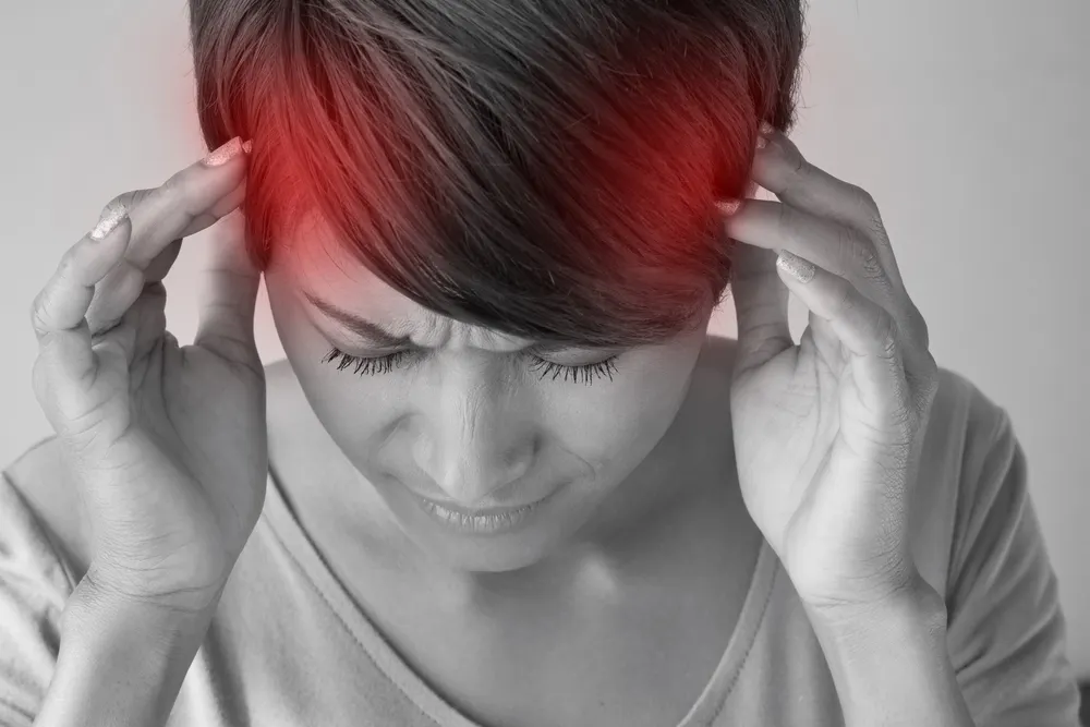 Mujer con dolor de cabeza.