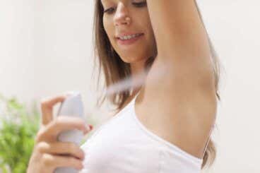 7 trucos para quitar las marcas de desodorante de la ropa
