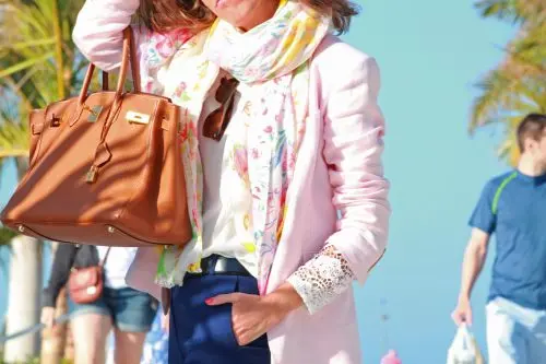 Elegir accesorios de diferentes colores al vestirnos
