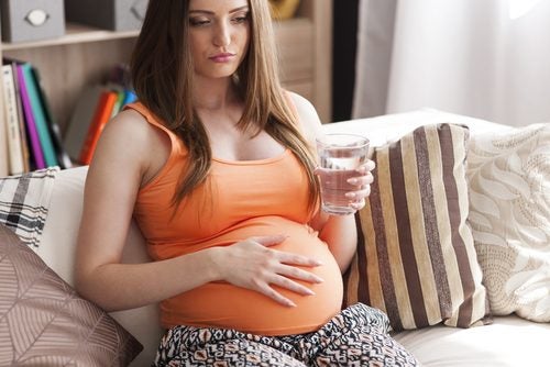 Es recomendable beber suficiente agua en el embarazo para controlar los cálculos renales.