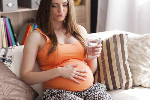 Mujer-embarazada-hidratandose