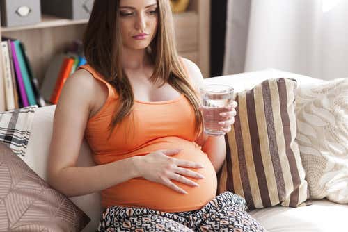 Embarazo, causa del sabor metálico en la boca