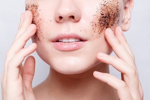 Descubre cómo exfoliar tu piel con productos caseros