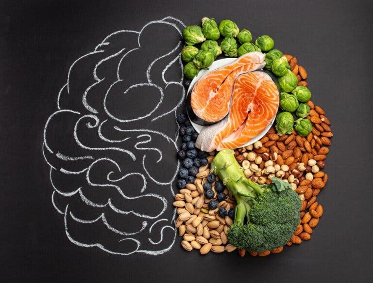 7 alimentos que mejoran tu salud cerebral y bienestar mental
