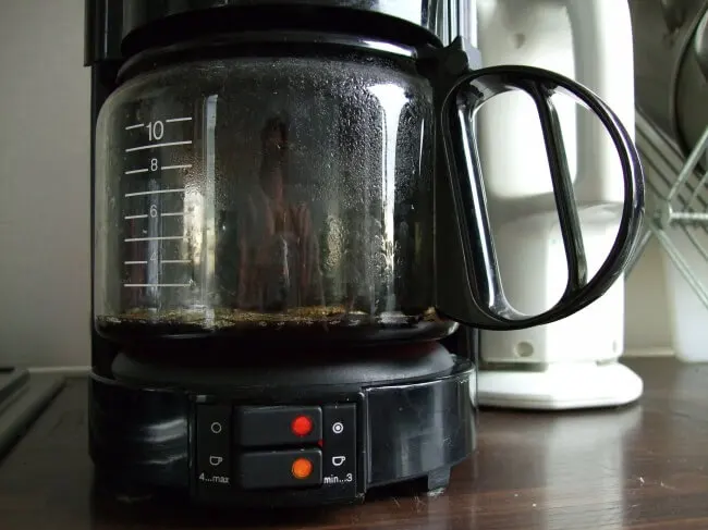 Cómo limpiar la cafetera con vinagre y otros productos naturales