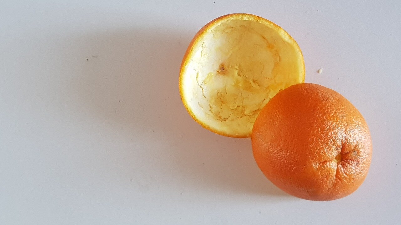 Cáscaras de naranja como desengrasantes naturales.