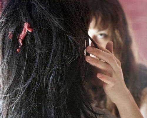Chica con un chicle pegado en el cabello