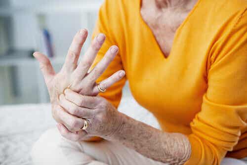 Mujer con dolor articular en la mano.